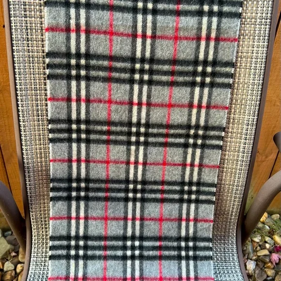Burberrys of London 100% Cashmere Scarf - Picture 1 of 4